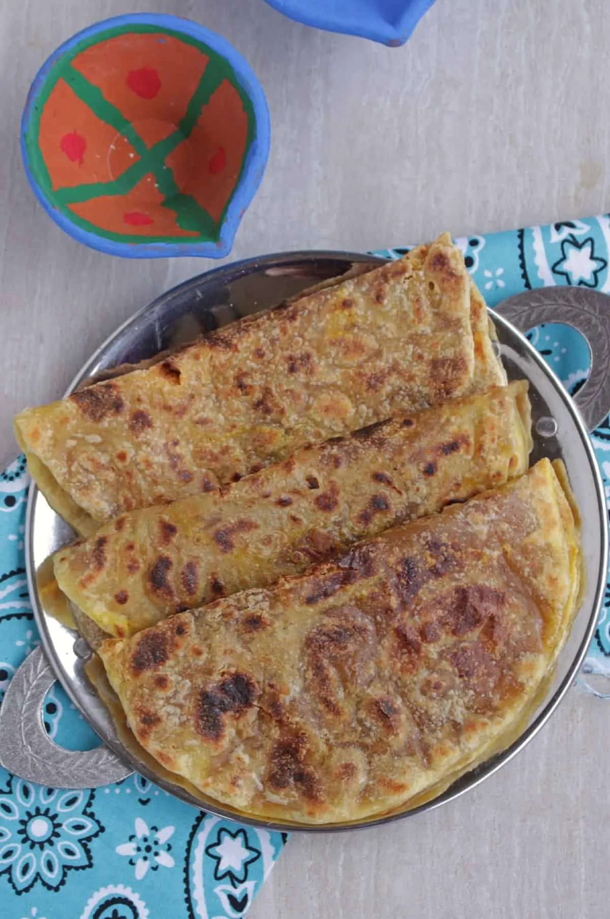 3 Boli in a plate with decorative lamp in background