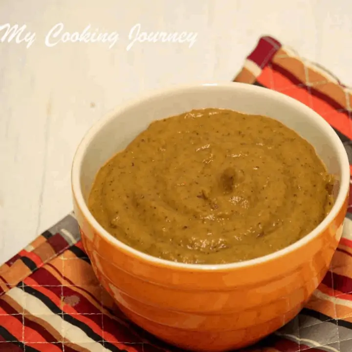 Vengayam Thakkali Kothamalli Chutney in a bowl