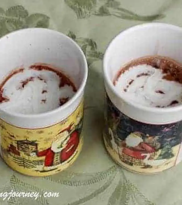 Hot chocolate in two cups