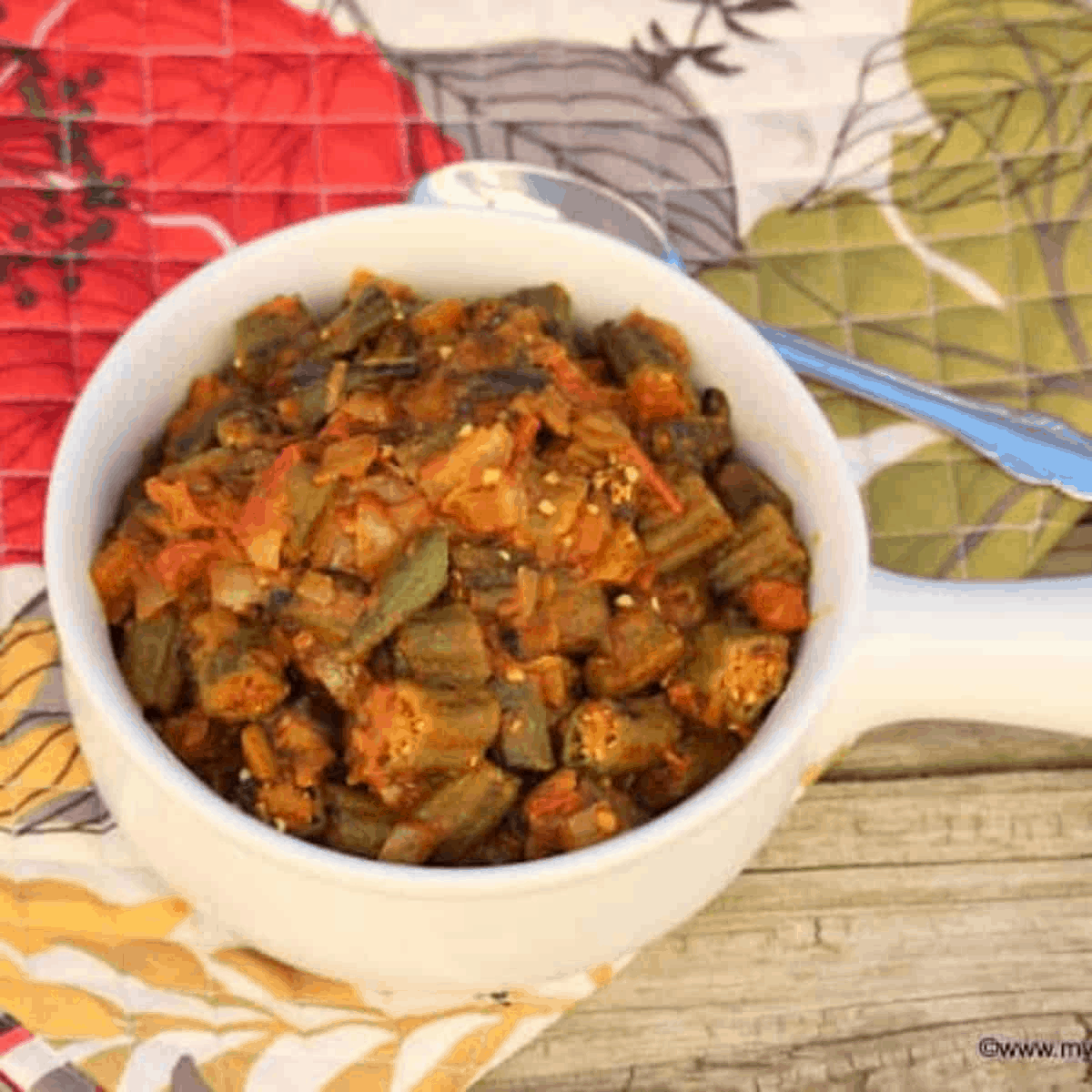 Tort oyoqda turgan katta dumbalarning fotosuratlari