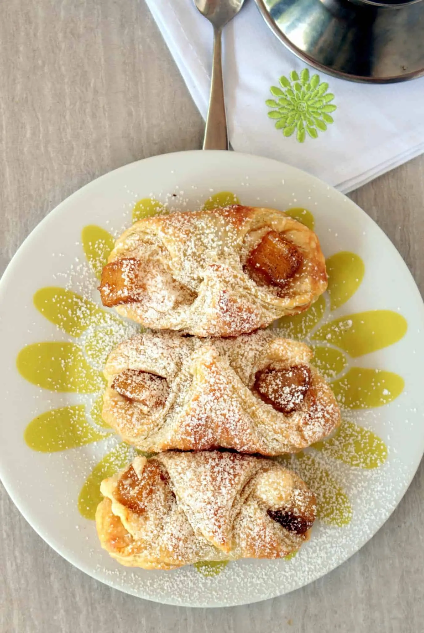 Pineapple Quesitos 3 rolls in a plate