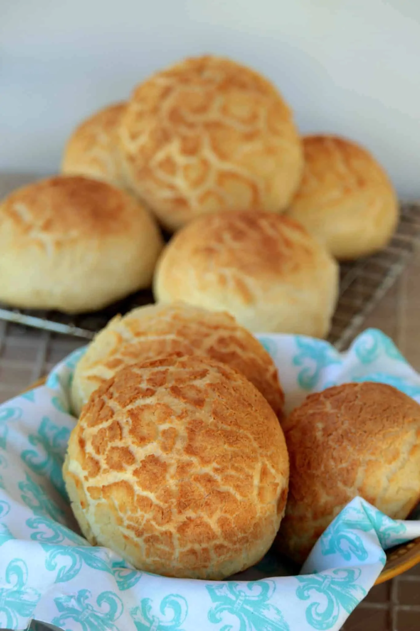 Tijgerbrood served in a bowl coverd with a cloth