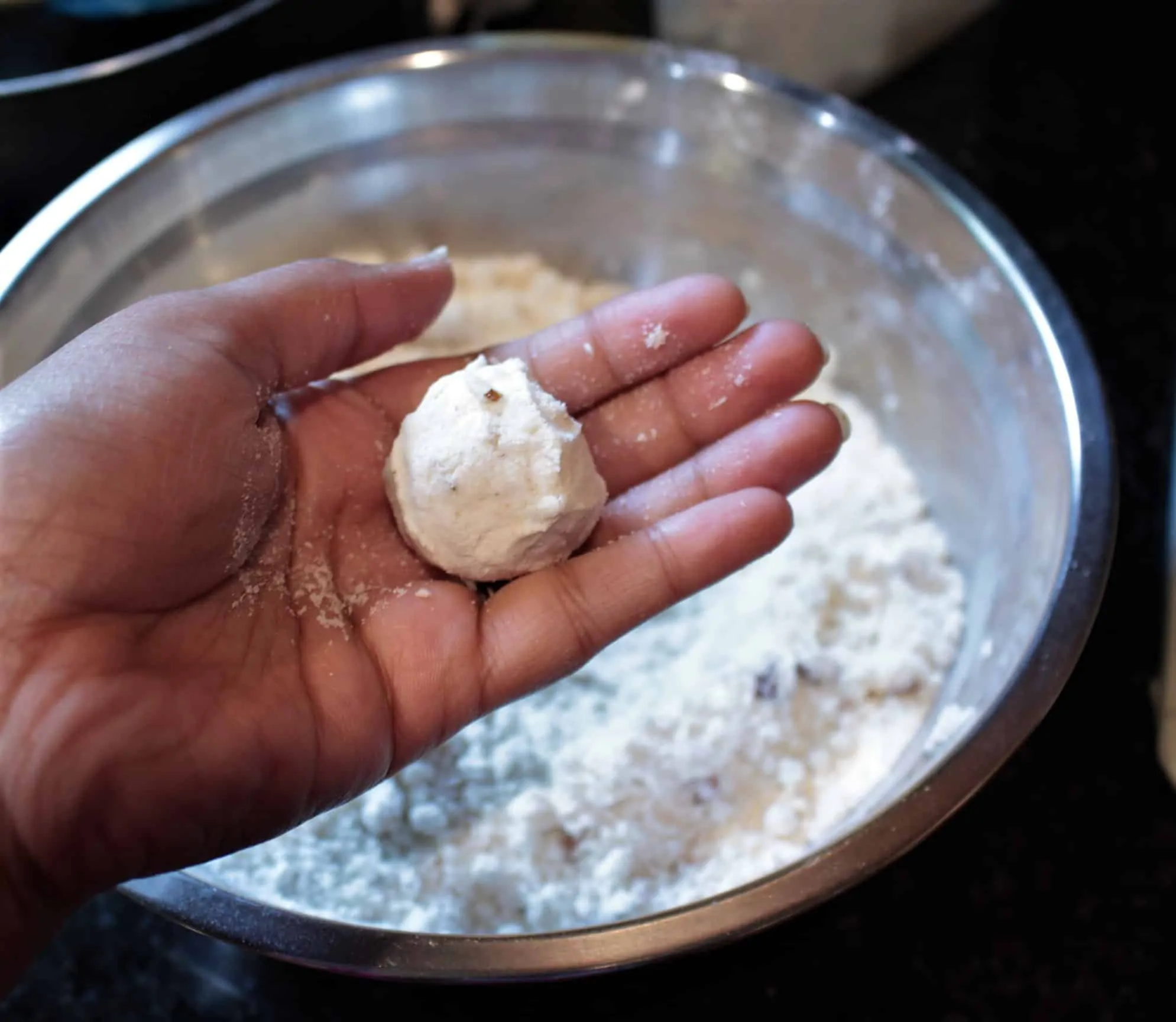 Shaping Rava Ladoo.