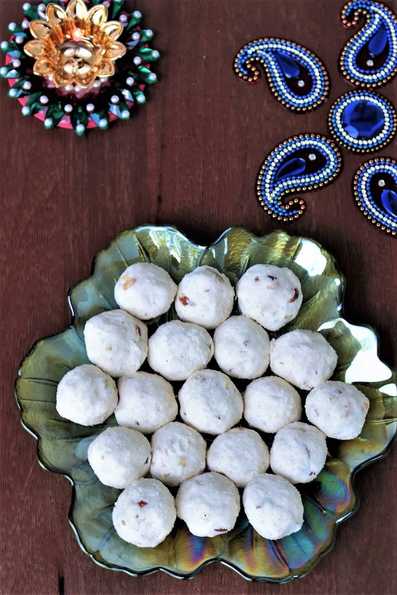 Rava Urundai Recipe in a bowl.