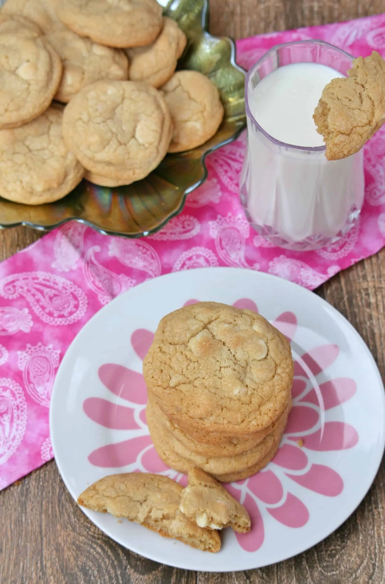 White Chocolate Macadamia Nut Cookies is ready to eat.