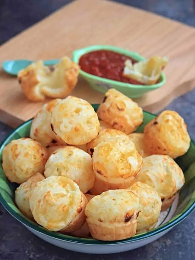 Pão de Queijo | Brazilian Cheese Bread