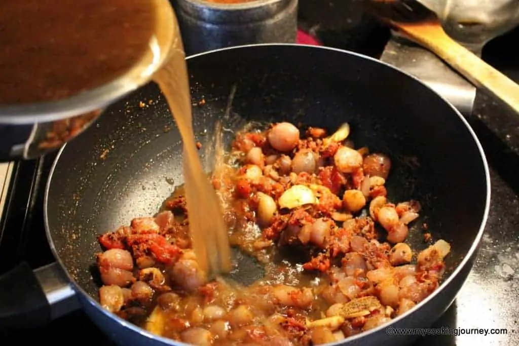 Boiling the juice in a pan