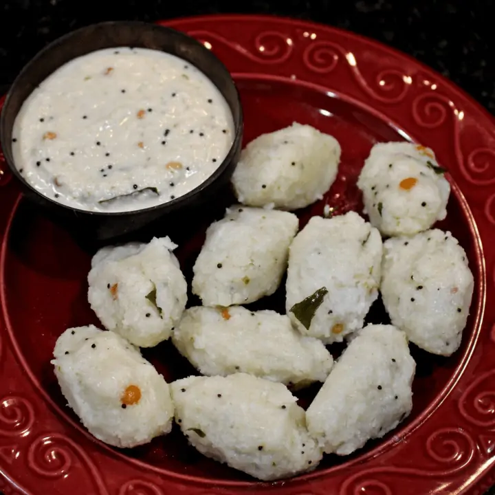 Puzhungal Arisi Pidi Kozhukattai | Steamed Savory Rice Balls in a Plate