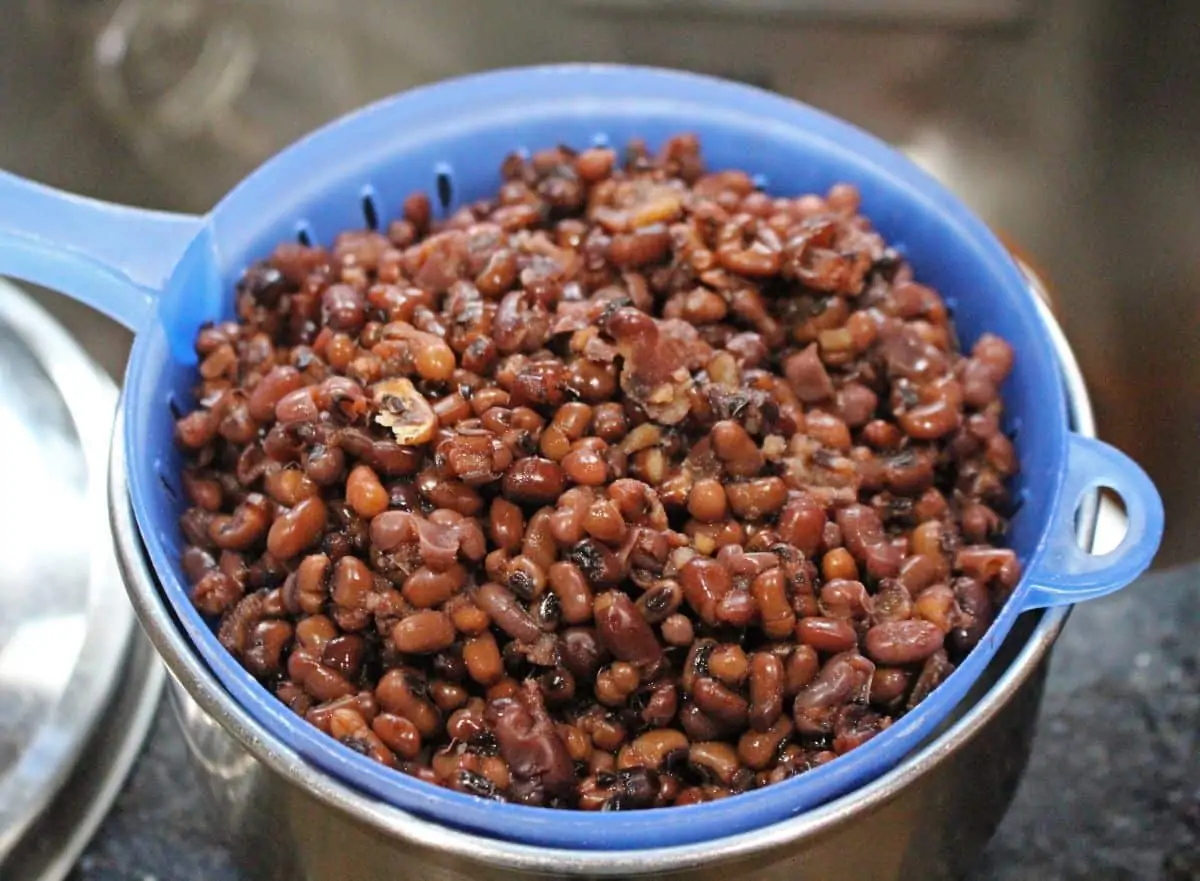 cooked cow peas in a blue colander