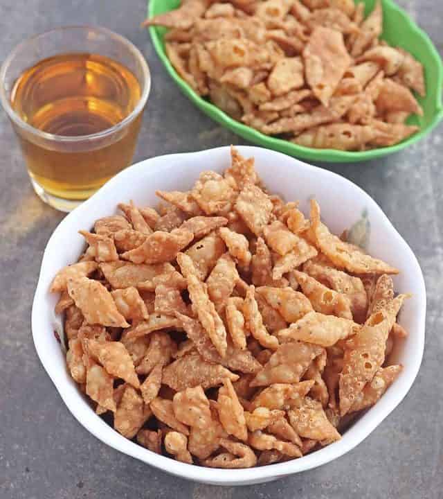 Spicy Diamond Biscuits served in bowls