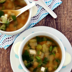 Miso Soup With Tofu – Vegetarian Miso Soup served in a bowl