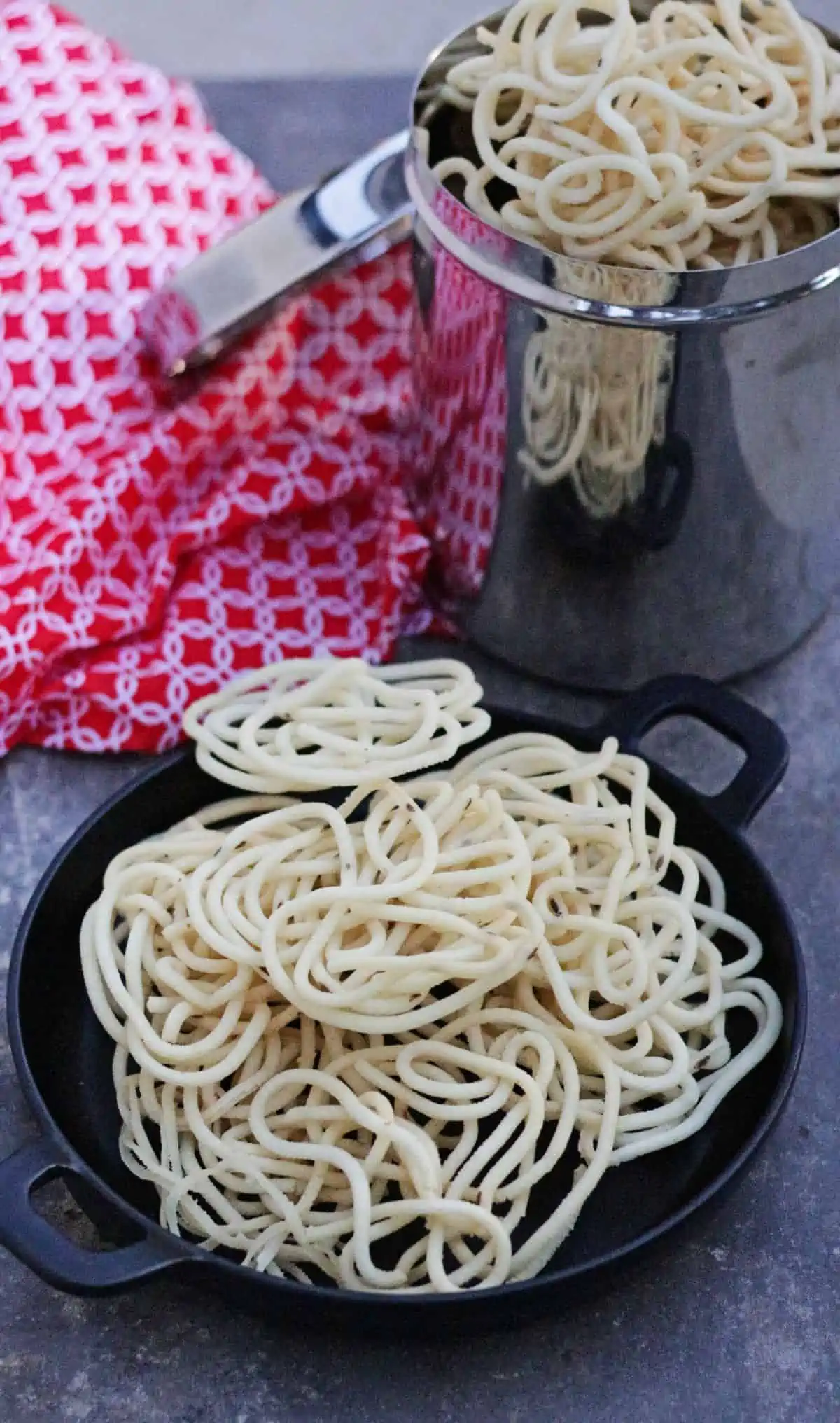 white thenkuzhal murukku in plate and container