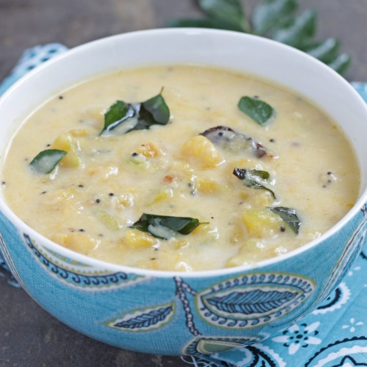 Parangikai kootu in a blue bowl.