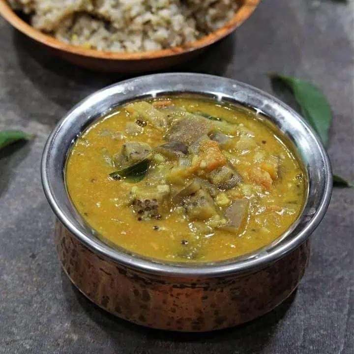 Kathirikkai Gothsu with pongal on the side - Featured Image