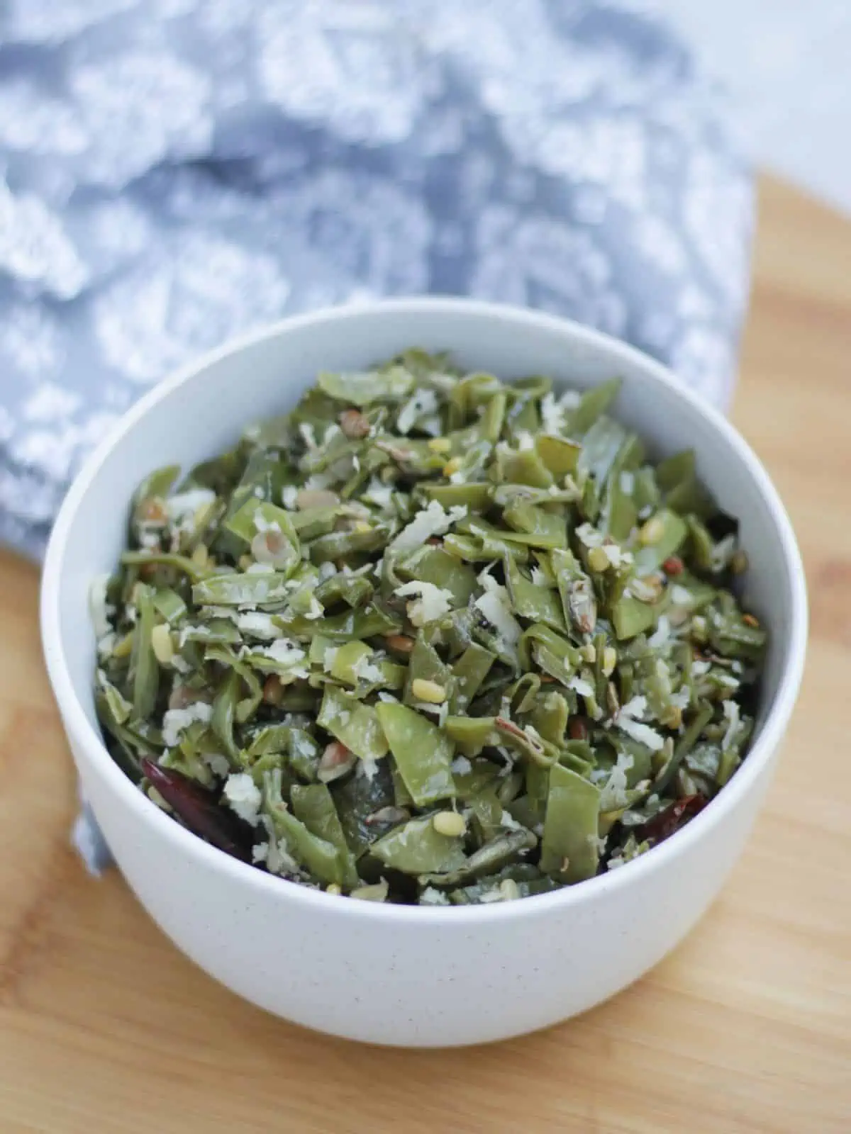 avarakkai poriyal with coconut in a bowl.